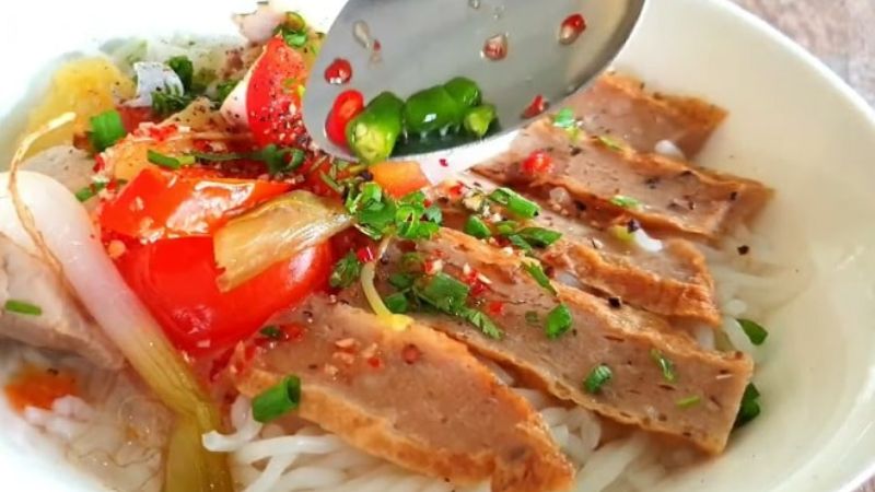 Quán Cây Bàng Nha Trang với món bún chả cá ngon miệng