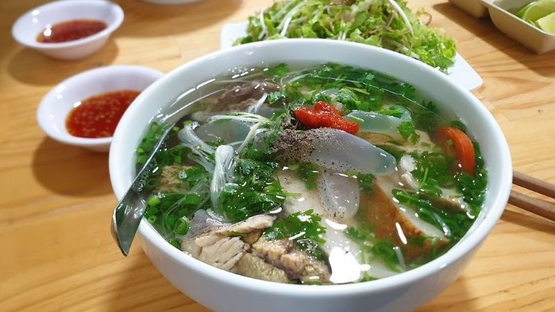 Bún chả cá Năm Beo tại Nha Trang kết hợp với sứa biển