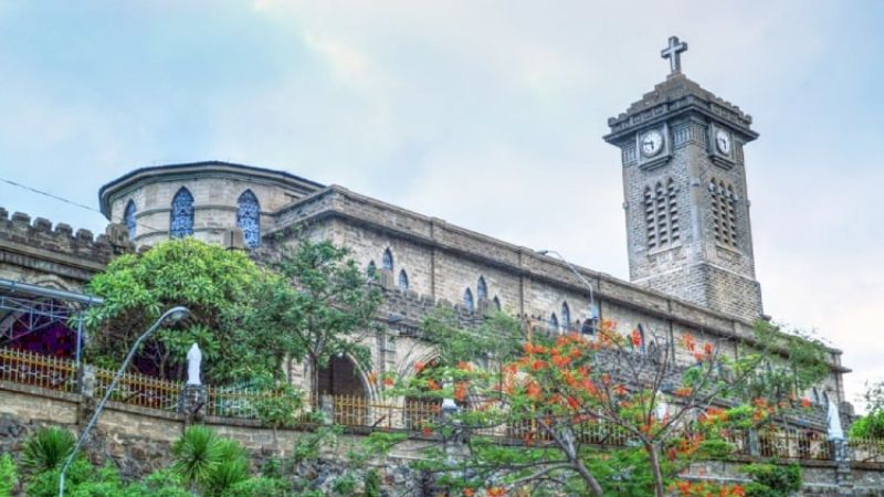 Tháp chuông 4 mặt đồng hồ tại nhà thờ đá Nha Trang