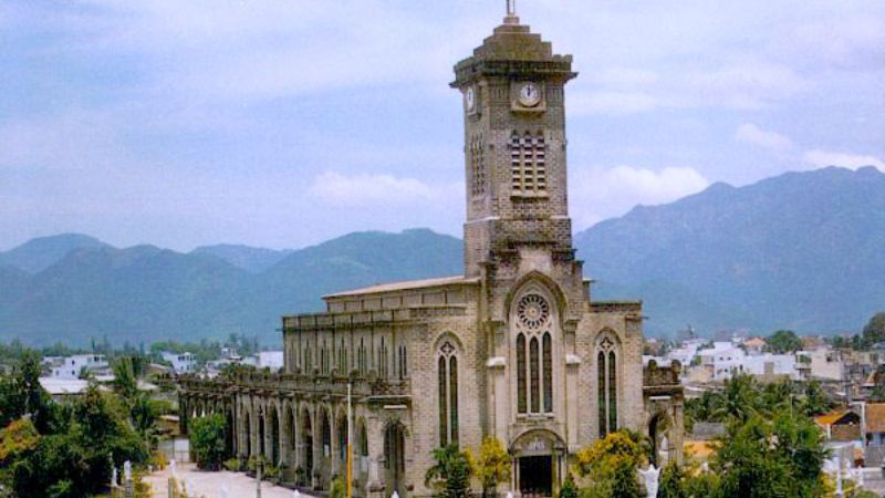 Nhà thờ Đá Nha Trang nằm tại số 1 Thái Nguyên