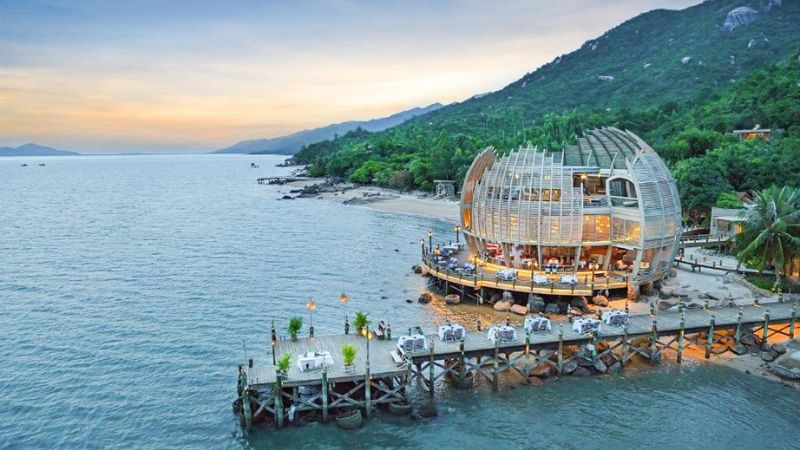 Hòn Tằm Resort và một ốc đảo nằm trong ngọn đồi thuộc hòn Tằm tại Nha Trang
