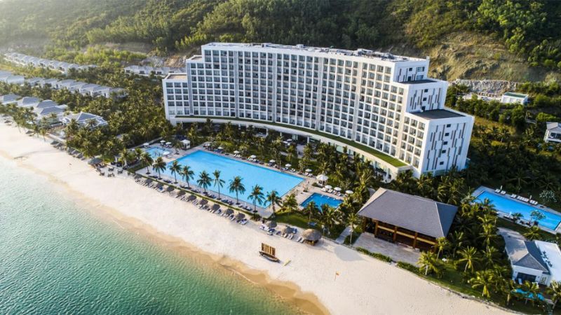 Vinpearl Resort & Spa Nha Trang Bay nằm liền kề biển Nha Trang