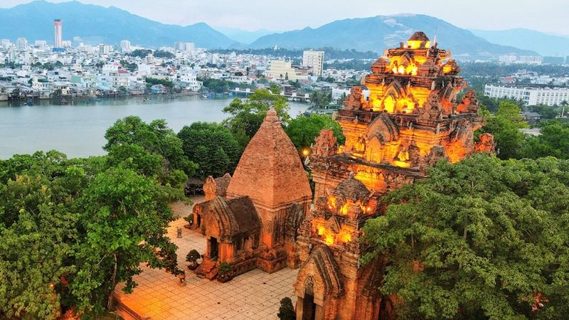 Tháp bà Ponagar mang đến không gian tín ngưỡng yên bình cho du khách đến Nha Trang