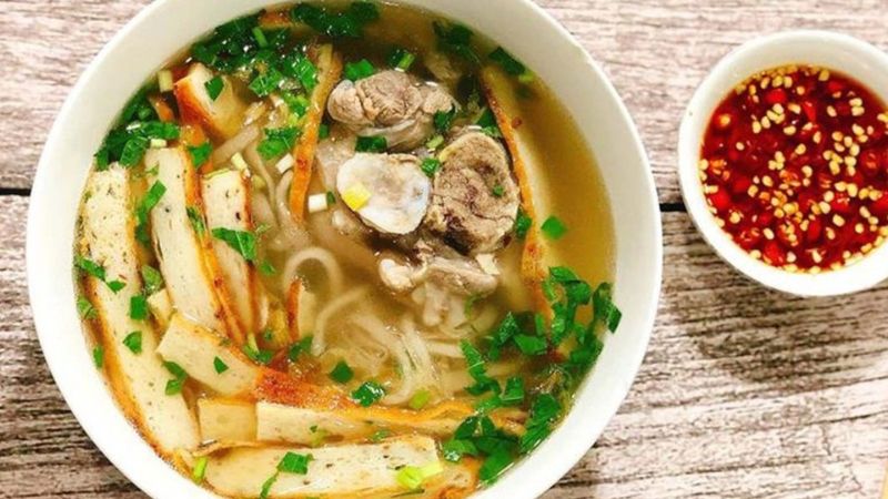 Tô bánh canh tại quán cô Tuyết Nha Trang