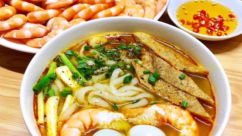 Bánh canh chả cá cô Tám hấp dẫn với đầy đủ topping