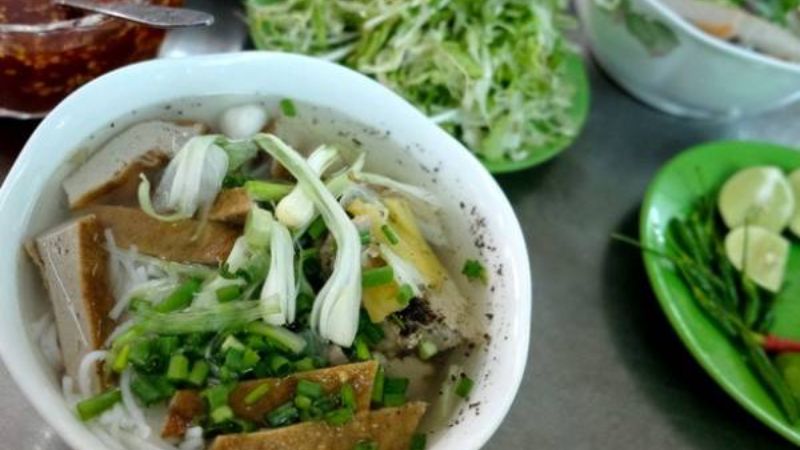 Bánh canh bà Thừa Nha Trang mở cửa từ 6 - 20h mỗi ngày