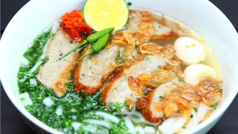 Bánh canh chả cá Hồng Nha Trang đa dạng các loại topping