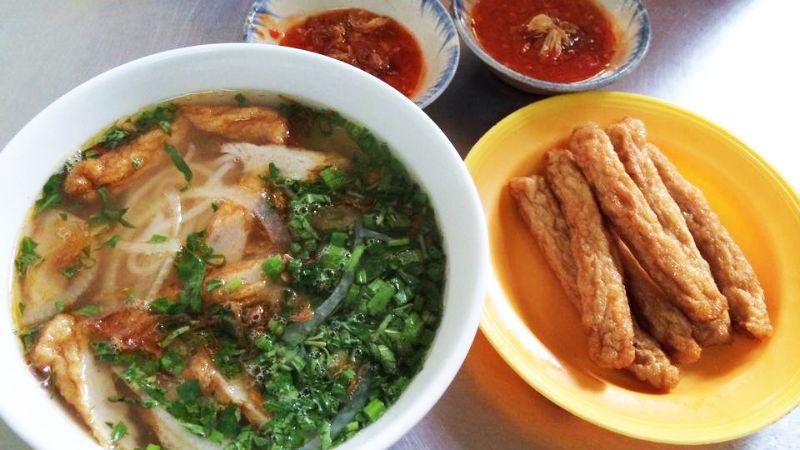 Bánh canh cô Đông Nha Trang chả cá đầy tô